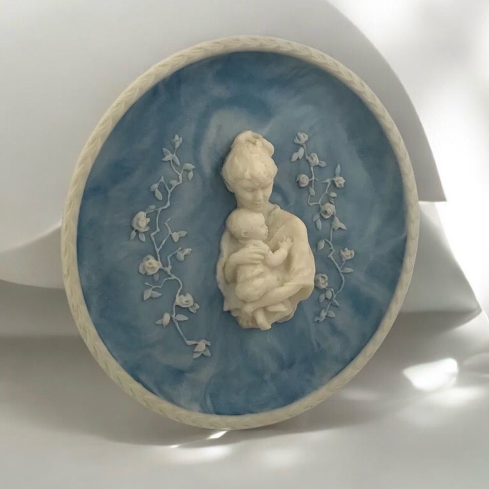 Avondale 1979 Mother Child “First Born” Cameo Plate By Frances Taylor Williams - Picture 3 of 9